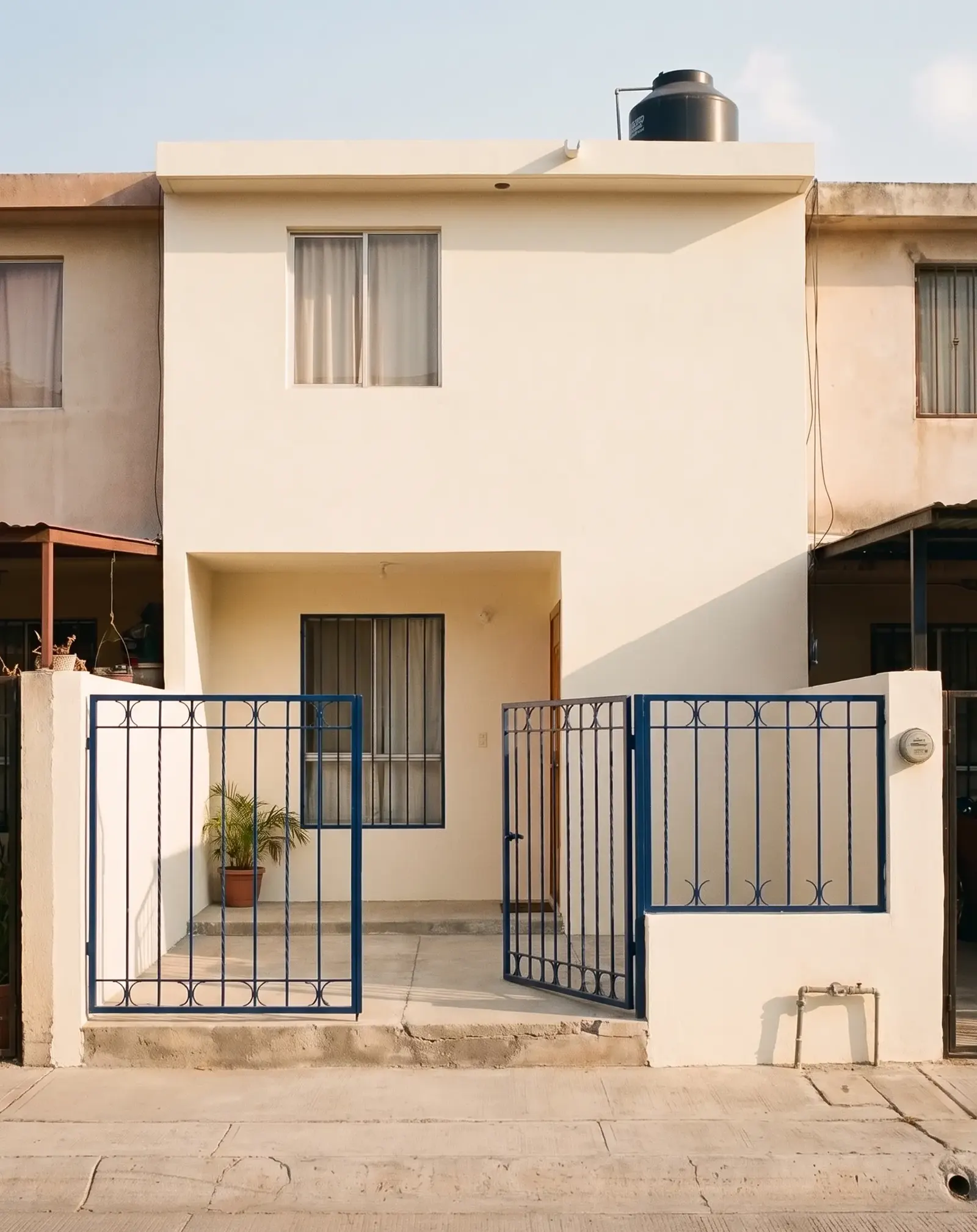 La misma casa, renovada, con reja azul